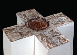 Gyermek születik... - fa, karton, tempera, pác, szöges drót, szögek - 60x60x100 cm - 2024 - A Kecskeméti Képtár tulajdona -